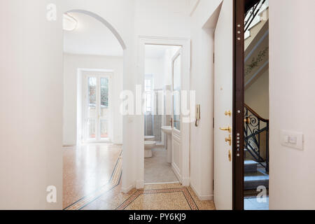 Appartement rénové vide entrée avec porte de sécurité, Salle de bains et salle de séjour Banque D'Images