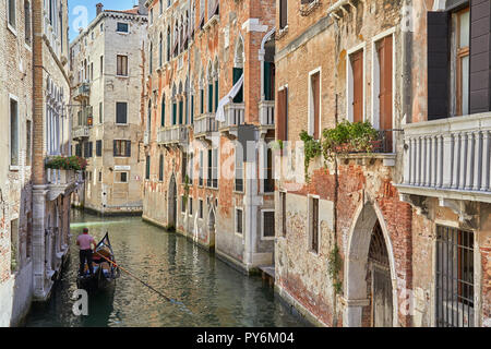 Venise, Italie - 13 août 2017 : Canal avec gondola et briques anciennes mur dans une journée ensoleillée, scène tranquille de Venise, Italie Banque D'Images