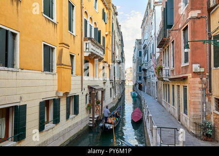 Venise, Italie - 13 août 2017 : Canal avec gondola et édifices anciens dans une journée d'été à Venise, Italie Banque D'Images