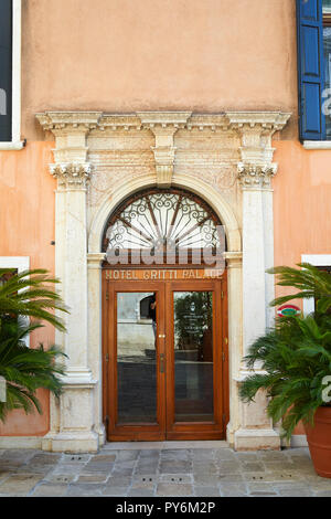 Venise, Italie - 14 août 2017 : Célèbre Gritti Palace Hôtel de luxe cinq étoiles portail d'entrée dans une journée ensoleillée à Venise, Italie Banque D'Images