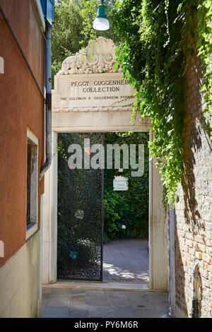 Venise, Italie - 14 août 2017 : Collection Peggy Guggenheim Museum entrée avec signe, ruelle de Venise en une journée ensoleillée, Italie Banque D'Images