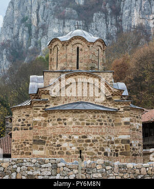 Beau monastère orthodoxe Poganovo, près de Belgrade, Serbie, dans le canyon de la rivière Jerma Banque D'Images