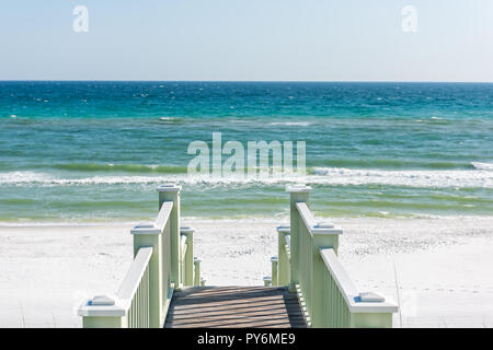 Gros plan du pavillon en bois vert coloré escaliers menant à la plage de l'eau de l'océan en Floride, sable, personne ne la vue paysage vide au cours de journée ensoleillée Banque D'Images