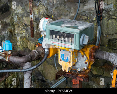 Ancien compteur de la pompe à carburant, jauge et de tuyauteries sur Elgol jetée sur l'île de Skye, Écosse, Royaume-Uni Banque D'Images