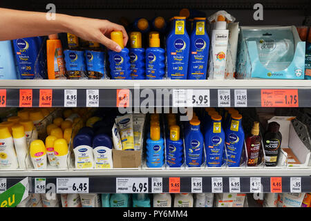 L'écran solaire, lotions et sprays d'huile dans un hypermarché Kaufland Banque D'Images