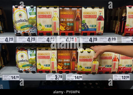 Assortiment 6pack beer variations dans un supermarché REWE Banque D'Images