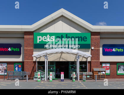 La direction de Warrington Pets at Home avec les vétérinaires4animaux domestiques à l'intérieur Banque D'Images