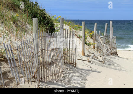 Une clôture en bois branlant la protection des dunes le long d'un chemin de sable qui marque l'entrée de l'entreposage au froid Beach à Cape Cod au Massachusetts, Dennis Banque D'Images