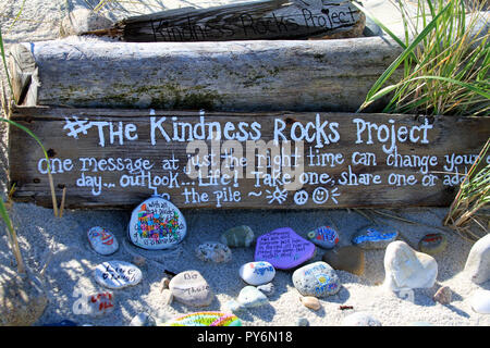Le projet Kindness Rocks à Sandy Neck Beach à Sandwich, Massachusetts, à Cape Cod Banque D'Images