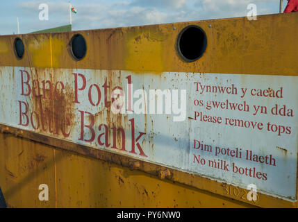 Gallois et Anglais Bilingue signer sur la bouteille à Aberystwyth, Ceredigion, pays de Galles Banque D'Images