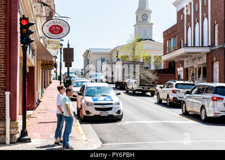 Lexington, États-Unis - 18 Avril 2018 : le centre-ville historique de ville en ville campagne Virginie Shenandoah Mountain Village, panneaux pour magasin de livre, les gens qui marchent Banque D'Images