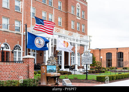 Wytheville, USA - Le 19 avril 2018 : Petite ville historique de drapeaux de signalisation village célèbre Bolling Wilson boutique hotel dans le sud de la Virginie, histori Banque D'Images