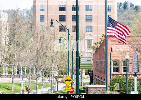 Asheville, États-Unis - 19 Avril 2018 : Les bâtiments, le palais de justice et la Green Pack Square Park en Caroline du Nord Caroline du célèbre village, ville dans les montagnes, de signer, d'un drapeau Banque D'Images