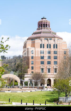 Asheville, États-Unis - 19 Avril 2018 : Les bâtiments, le palais de justice et la Green Pack Square Park en Caroline du Nord Caroline du célèbre village, ville située sur la montagne Banque D'Images