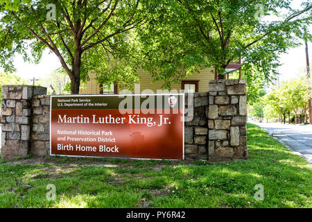 Atlanta, États-Unis - 20 Avril 2018 : MLK Historique Martin Luther King Jr National Park signe de naissance accueil bloc dans le centre-ville de Géorgie, vert des arbres en milieu urbain cit Banque D'Images