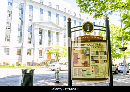 Atlanta, États-Unis - 20 Avril 2018 : Inscription pour le tourisme à pied du gouvernement d'informations sur l'histoire et la culture par Capitol building en Géorgie avec green park, nob Banque D'Images