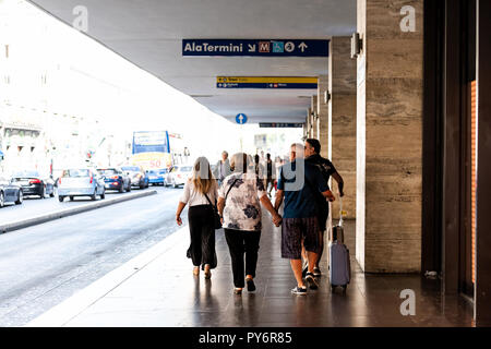 Rome, Italie - le 4 septembre 2018 : les touristes en ville avec entrée à la gare ferroviaire de Termini, à quelques personnes avec bagages Banque D'Images