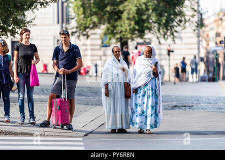 Rome, Italie - le 4 septembre 2018 : famille, couple de touristes, les femmes africaines éthiopien en marche ville ville en attente de cross street Banque D'Images