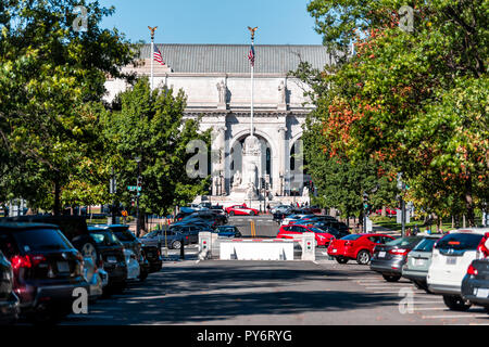 Washington DC, USA - 12 octobre 2018 : Union Station avec parking voitures en stationnement sur rue, ossature bois entourée d'arbres en automne automne, route, entr Banque D'Images