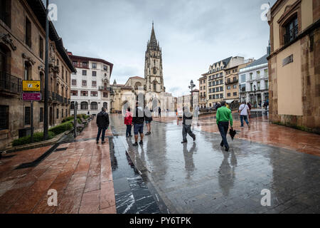 Façade de la cathédrale d''Oviedo en journée. Asturias, Espagne Banque D'Images