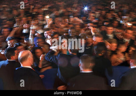 Le président Barack Obama et Première Dame Michelle Obama salue les partisans dans les heures tôt le matin par le personnel du bal à l'armoirie, Washington, D.C. Le 21 janvier 2009. Photo Officiel de la Maison Blanche par Pete Souza Banque D'Images