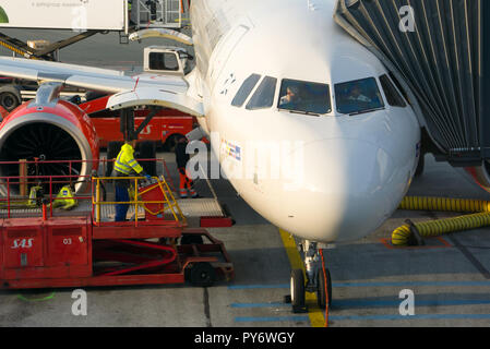 Copenhague, le 8 septembre 2017 : les pilotes d'aéronefs la préparation au vol tout en avion subit la manutention au sol Banque D'Images