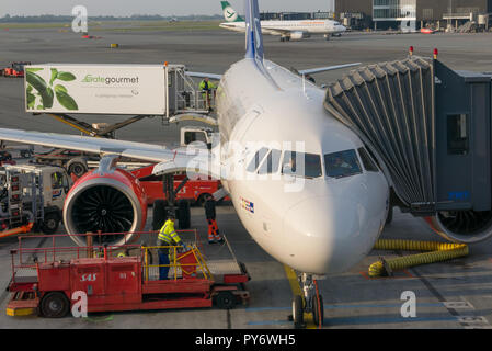 Copenhague, le 8 septembre 2017 : les pilotes d'aéronefs la préparation au vol tout en avion subit la manutention au sol Banque D'Images