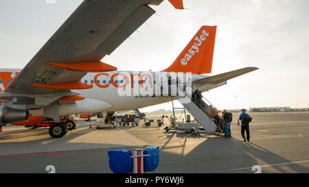 Copenhague, le 8 septembre 2017 : Les passagers de la compagnie aérienne EasyJet va à l'avion à l'aide d'escaliers Banque D'Images