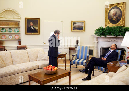 Le président Barack Obama repose sa tête sur sa chaise alors que Chef de cabinet Rahm Emanuel sur téléphone cellulaire dans le bureau ovale 2/11/09. Photo Officiel de la Maison Blanche par Pete Souza Banque D'Images