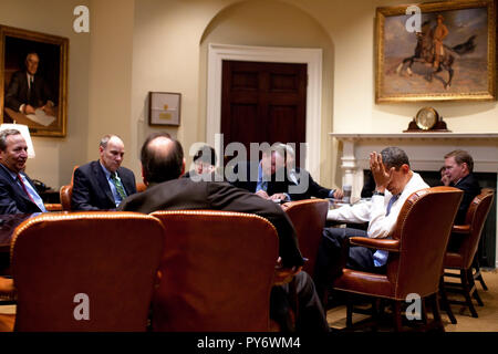 Le président Barack Obama rencontre les conseillers senior dans la Roosevelt Room. 2/16/09. Photo Officiel de la Maison Blanche par Pete Souza Banque D'Images