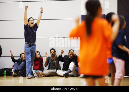 Le président Barack Obama et Première Dame Michelle Obama cheer pendant leur fille Sasha Obama's match de basket-ball. 2/21/09 Photo Officiel de la Maison Blanche par Pete Souza Banque D'Images