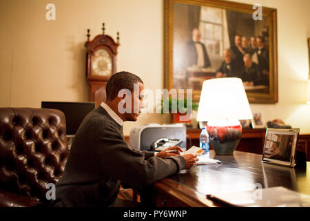 Le président Barack Obama se lit l'une des 10 lettres du public sélectionné pour sa lecture personnelle de la quantité de courrier qu'il reçoit. Il est assis à son bureau dans le Traité Prix Bureau dans la résidence privée 2/22/09 Photo Officiel de la Maison Blanche par Pete Souza Banque D'Images