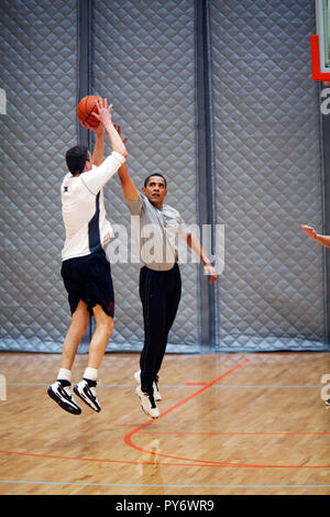 Le président Barack Obama joue au basket-ball au département américain de l'intérieur, Washington, D.C. avec Secrétaire à l'éducation Arne Duncan, 2/28/09. Photo Officiel de la Maison Blanche Pete Souza Banque D'Images