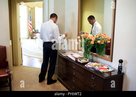 Le président Barack Obama lit le journal dans le bureau ovale extérieur 3/5/09. Photo Officiel de la Maison Blanche par Pete Souza Banque D'Images