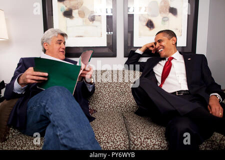 Le président Barack Obama partage un moment avec Jay Leno off ensemble de l'exposition de ce soir à NBC Studios, à Burbank, Californie 3/19/09. Photo Officiel de la Maison Blanche par Pete Souza Banque D'Images