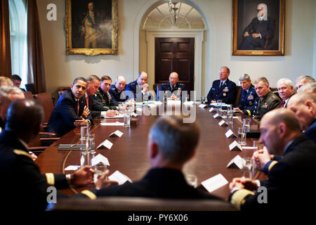 Le président Obama se réunit avec les commandants de combat dans la salle du Cabinet, 3/24/09. Photo Officiel de la Maison Blanche par Pete Souza Banque D'Images