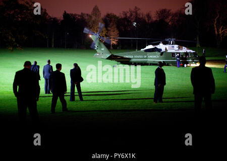 Marine One, transportant le président Barack Obama et Première Dame Michelle Obama, des terres le 31 mars 2009, à Winfield House à Londres, en Angleterre. Photo Officiel de la Maison Blanche par Pete Souza Banque D'Images