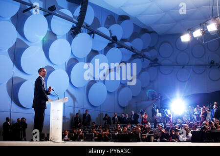 Le président Barack Obama adresse ses remarques lors d'une conférence de presse le 4 avril 2009, à la suite du Sommet de l'OTAN à Strasbourg, France. Photo Officiel de la Maison Blanche par Pete Souza Banque D'Images