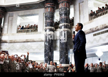 Le président Barack Obama aborde les troupes américaines au cours de sa visite au camp Victory, à Bagdad, l'Iraq 4/7/09. Photo Officiel de la Maison Blanche par Pete Souza Banque D'Images