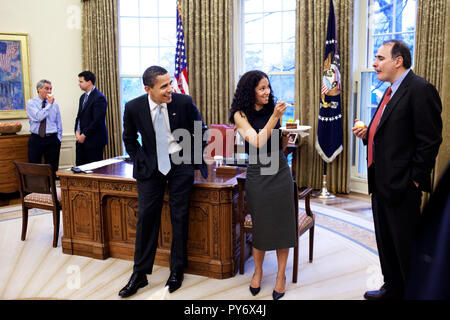 Le président Barack Obama des blagues avec les conseillers senior Mona Sutphen et David Axelrod pendant une fête d'anniversaire le 15 avril 2009, pour conseiller principal Pete Rouse. Bureau ovale. Photo Officiel de la Maison Blanche par Pete Souza Banque D'Images