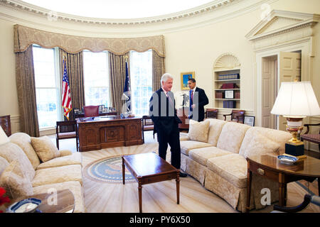 Le président Barack Obama rencontre le Président Clinton dans le bureau ovale 4/21/09 Photo Officiel de la Maison Blanche par Pete Souza Banque D'Images
