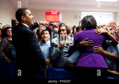 Le président Barack Obama et Première Dame Michelle Obama sont accueillis par les enfants de l'école à l'école Seed à Washington DC après la signature de la Loi sur le Service National de Kennedy 4/21/09 Service. Photo Officiel de la Maison Blanche par Pete Souza Banque D'Images