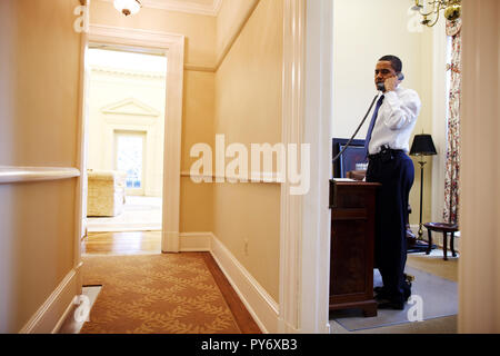 Le président Barack Obama prend un appel téléphonique dans son étude sur le Bureau Ovale 2/3/09. Photo Officiel de la Maison Blanche par Pete Souza Banque D'Images