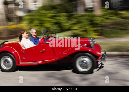 Couple de retraités dans leur circonscription classic MG Roadster, USA Banque D'Images