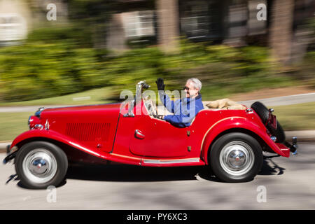 L'homme à la retraite équitation dans son classique MG Roadster, USA Banque D'Images