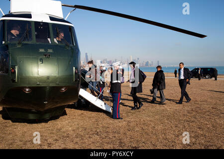 Après avoir passé un week-end à Chicago, le président Barack Obama, la Première Dame Michelle Obama, sa mère, Marian Robinson, Malia et Sasha Obama retourne à Washington, au départ de Burnham Park zone d'atterrissage (LZ) pour l'aéroport O'Hare 2/16/09. Photo Officiel de la Maison Blanche par Pete Souza Banque D'Images