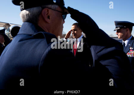 Le président américain Barack Obama salue, au départ de la base aérienne d'Andrews pour Denver, Colorado 2/17/09. Photo Officiel de la Maison Blanche par Pete Souza Banque D'Images