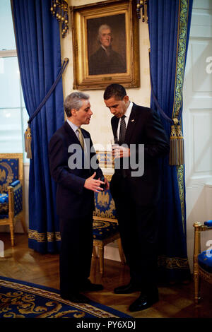 Le président Barack Obama parle avec le chef de cabinet Rahm Emanuel à une réception officielle dans la salle Bleue 2/18/09. Photo Officiel de la Maison Blanche par Pete Souza Banque D'Images