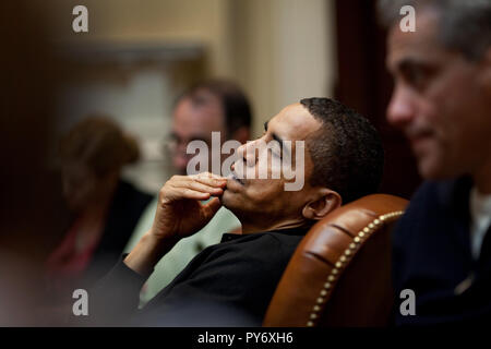 Le président Obama reflète au cours d'une réunion avec les conseillers économiques dans la Roosevelt Room. Il est assis entre Conseiller principal David Axelrod et Chef de cabinet Rahm Emanuel , droite. 3/15/09. Photo Officiel de la Maison Blanche par Pete Souza Banque D'Images