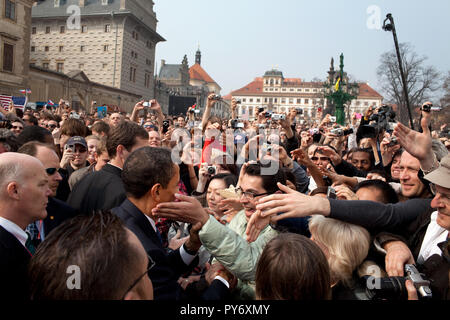 Le président Barack Obama est accueilli par une grande foule à la suite de son discours de Prague le 5 avril 2009, dans la place Hradcany à Prague, République tchèque. Photo Officiel de la Maison Blanche par Pete Souza Banque D'Images